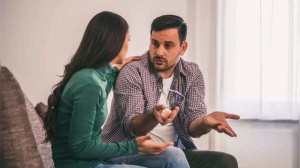 7 Early Warning Signs Your Partner May Be Afraid of Commitment