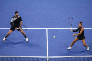US Open Day 2: Alcaraz's Buzz Cut Steals Show, Venus Defies Age, and Tennis Legends Say Farewell
Hoặc:
Day 2 US Open: Alcaraz Debuts Bold Hairstyle, Williams Inspires at 45, and Kvitova & Garcia Retire
